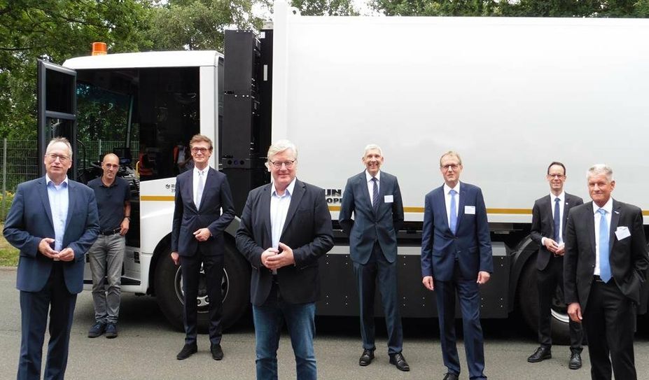 Wirtschaftsminister Bernd  Althusmann (Vierter von links) ist überzeugt, dass FAUN eine große Rolle in Niedersachsens Wasserstoffstrategie spielen wird. Foto: mf