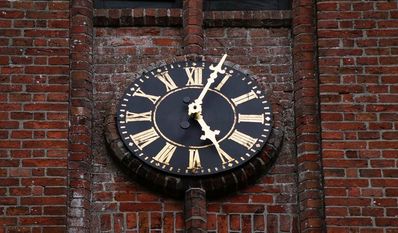 Gut sichtbar zeigen die neuen goldglänzenden Zeiger wieder die Uhrzeit am Gnarrenburger Kirchturm an.