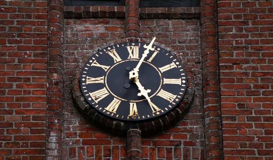 Gut sichtbar zeigen die neuen goldglänzenden Zeiger wieder die Uhrzeit am Gnarrenburger Kirchturm an.