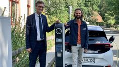 Tangermann und Lemar Schwarz an einer neuen Ladesäule vor dem Lilienthaler Rathaus. Insgesamt vier Ladepunkte werden dort von der Reon AG betrieben. Foto: an