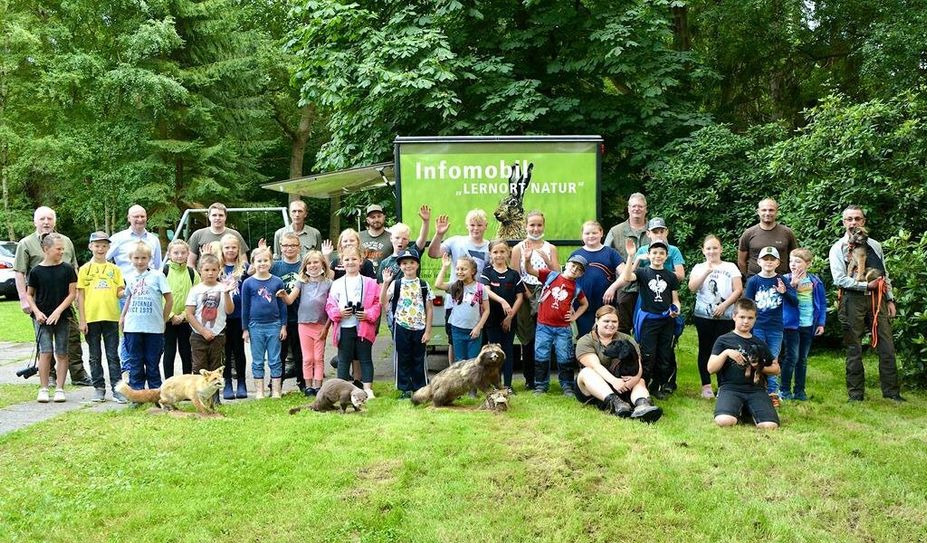 Die Sieben- bis 13-Jährigen durfen mit den Jäger:innen auf den Hochsitz und Tiere in freier Wildbahn beobachten.