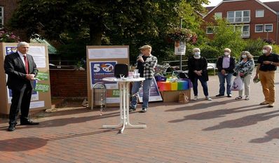 Die Menschheit muss den Atomombomben ein Ende setzen, so Bürgermeister Torsten Rohde bei der Kundgebung auf dem Marktplatz.