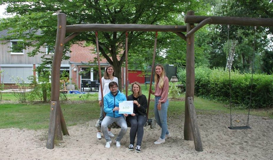 Julia Kemker und Marcel Konoppa (Osterholzer Stadtwerke) &amp; Sonja Oelfke und Berenice Scharf, (beide SOS-Kinderdorf Worpswede) (v. li.).