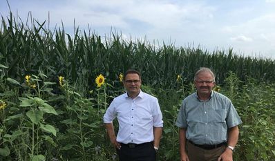 Stefan Imbusch (li.) tauschte sich mit Jäger Arno Schröder über das Blühstreifenprojekt aus.