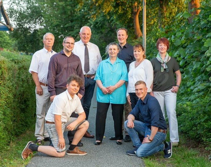Die acht Kandidat:innen und ihr jüngstes Mitglied (vorne links) von der CDU Hambergen, die gerne neue Ideen der Bevölkerung in die Gemeinde bringen wollen