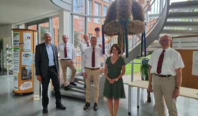 Die Erntekrone hängt auch ohne großes Fest. Darüber freuen sich Bürgermeister Torsten Rohde mit der ersten Stadträrin Bettina Preißner und Mitgliedern des Osterholzer Erntefestkomittes (v. l. Martin Lütjen, Frank Hoppe, Tim Groothedde, Kerstin Hoppe, Martina Hedemann und Jürgen Schröder).