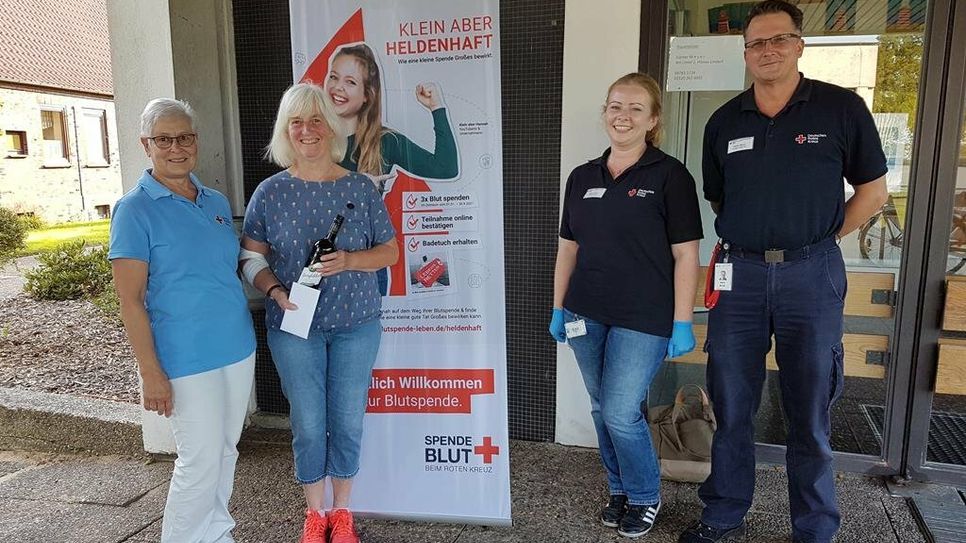Christa Röttjer (links) sowie zwei Mitarbeiter:innen des Blutspende-Teams bedankten sich bei Bärbel Brandt (Zweite v. li.).