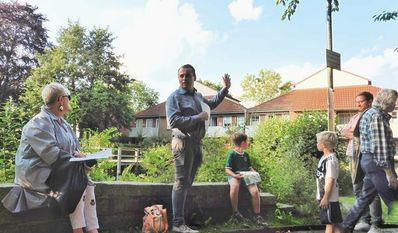 Marcus Oberstedt (stv. Vorsitzender Stadtverband, zweiter von links) stellt den Teilnehmenden Ideen für die Innenstadt vor.