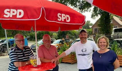 Martina de Wolff (rechts) lebe den Pennigbütteler Leitspruch: „Bi us geiht watt“, so Werner Schauer, Klaus Sass und Niels Meyring.