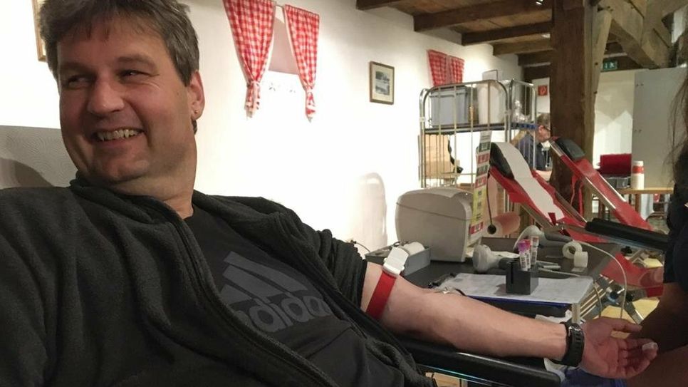 Blutspender Heiko Vagts kann man es ansehen: Blutspenden kann Spaß machen.