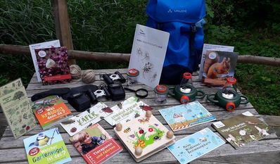 Ferngläser, Lupen, Bestimmungsbücher und einiges mehr stehen für die Kinder bereit.