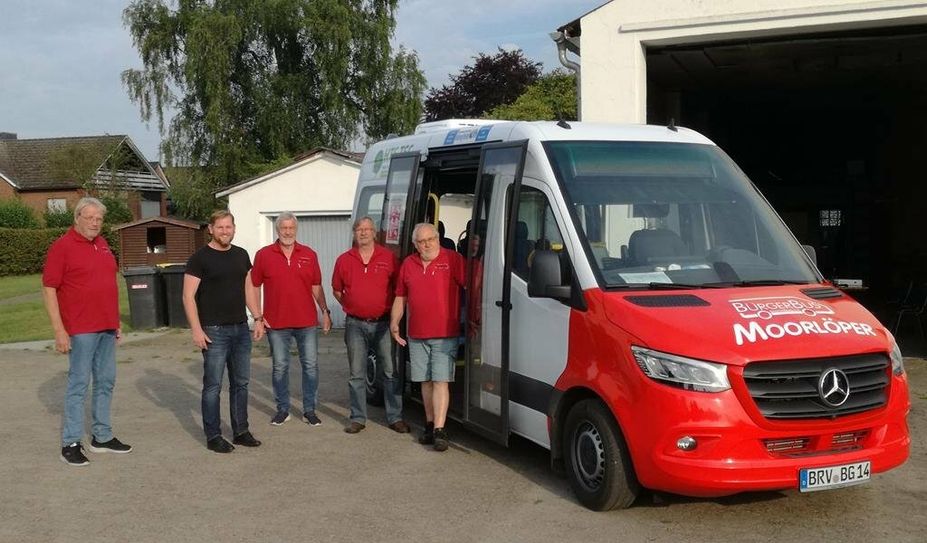 Bürgermeisterkandidat Marc Breitenfeld (CDU, Zweiter v. l.) suchte das Gespräch mit den Verantwortlichen des Vereins BürgerBus Gnarrenburg.