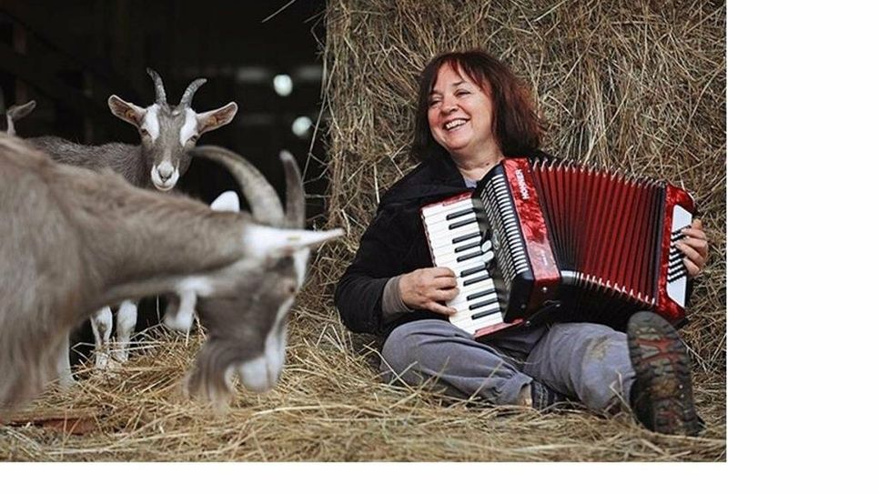 Präsentiert Liebeslieder an Kühe, Kunst und Kartoffeln: Majanne Behrens.