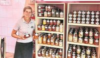 Melanie Gawehn präsentiert eine Auswahl an Wurst- und Fertiggerichten.