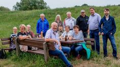 Die Mitglieder des Ortsrates Bremervörde (hinten im Halbkreis) weihen zusammen mit einer Wandergruppe die neue Bank ein.