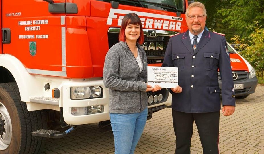 Rebecca Hemeyer übereichte den symbolischen Scheck an Gemeindebrandmeister Ralf Meyer.