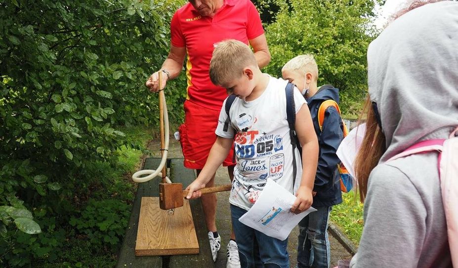 „Hau die Erbse“ war eine der zahlreichen Geschicklichkeitsaufgaben für die jungen Teilnehmer:innen der verrückten Olympiade.