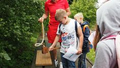 „Hau die Erbse“ war eine der zahlreichen Geschicklichkeitsaufgaben für die jungen Teilnehmer:innen der verrückten Olympiade.