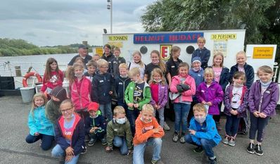 Eine Fahrt mit der Fähre nach Brobergen zum Roland gehört zum typischen Back- und Spieletag in Hollen.