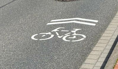Die neuen Piktogramm in der Bahnhofstraße sollen Radfahrende darauf hinweisen, dass sie die Fahrbahn - nicht den Fußweg - nutzen sollen.