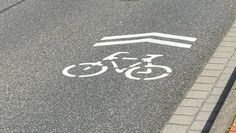 Die neuen Piktogramm in der Bahnhofstraße sollen Radfahrende darauf hinweisen, dass sie die Fahrbahn - nicht den Fußweg - nutzen sollen.
