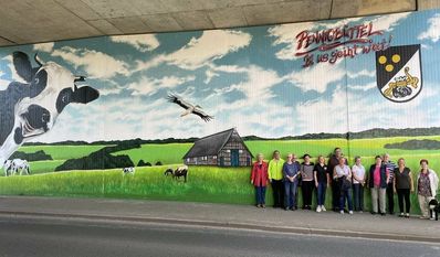 Nicht zu übersehen: Der Verein PRO Pennigbüttel ist glücklich mit dem neuen Graffiti an der Unterführung zum Gewerbegebiet. Die beiden Wandgemälde stammen vom Berliner Künstler Andi Ponto. Foto: limo