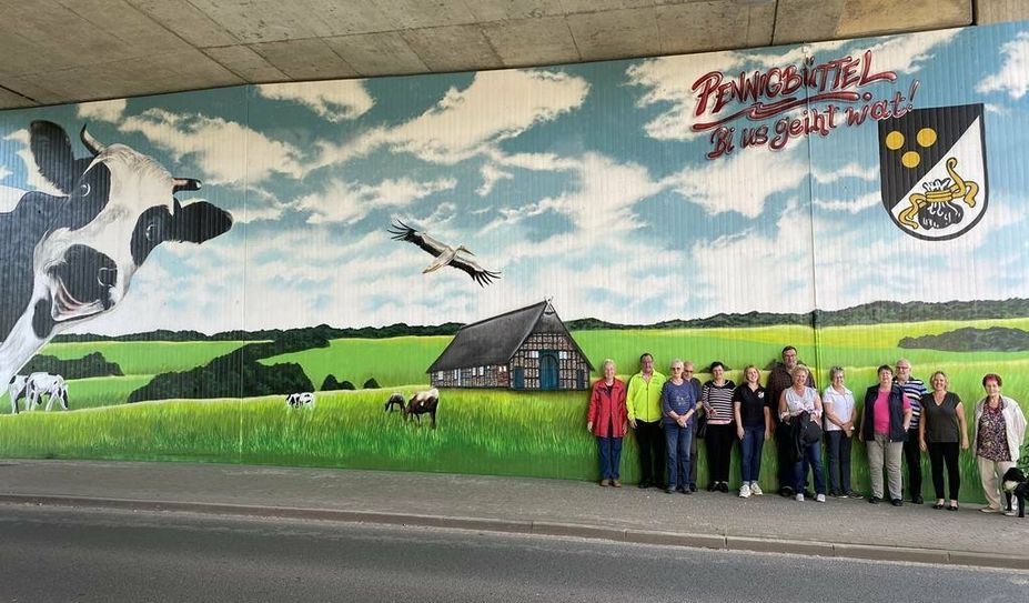 Nicht zu übersehen: Der Verein PRO Pennigbüttel ist glücklich mit dem neuen Graffiti an der Unterführung zum Gewerbegebiet. Die beiden Wandgemälde stammen vom Berliner Künstler Andi Ponto. Foto: limo
