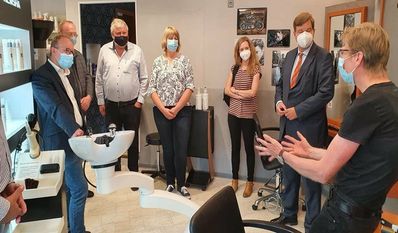 Friseurobermeister Ingo Toborg (re.) empfing Enak Ferlemann (2. v. re.) und weitere CDU-Mitglieder in seinem Geschäft.