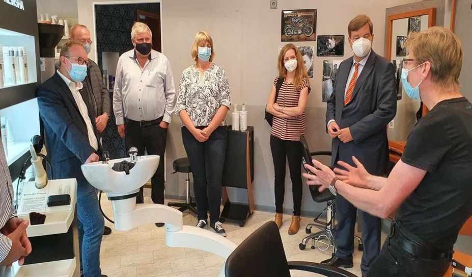 Friseurobermeister Ingo Toborg (re.) empfing Enak Ferlemann (2. v. re.) und weitere CDU-Mitglieder in seinem Geschäft.