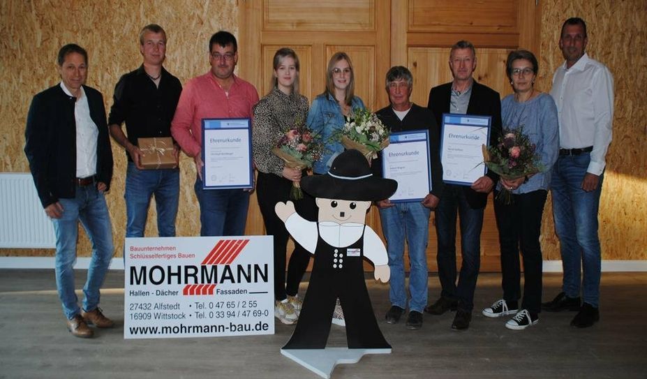 Claus Mohrmann (links) und Thomas Vestergaard (rechts) bedankten sich bei den langjährigen Mitarbeitenden für ihre gute Zusammenarbeit.