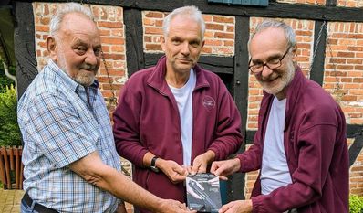 SpielART ist mit dem Kriminalthriller ,,Utlevert“ zu Gast im Heimathaus Wachholz. Von links: Klaus Böse (erster Vorsitzender), Rainer Oetjen (Ensemblemitglied) und Thomas G. Willberger (Regie).