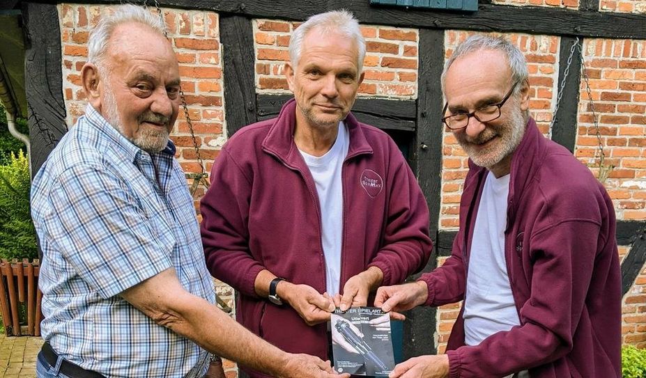 SpielART ist mit dem Kriminalthriller ,,Utlevert“ zu Gast im Heimathaus Wachholz. Von links: Klaus Böse (erster Vorsitzender), Rainer Oetjen (Ensemblemitglied) und Thomas G. Willberger (Regie).