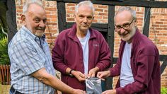 SpielART ist mit dem Kriminalthriller ,,Utlevert“ zu Gast im Heimathaus Wachholz. Von links: Klaus Böse (erster Vorsitzender), Rainer Oetjen (Ensemblemitglied) und Thomas G. Willberger (Regie).