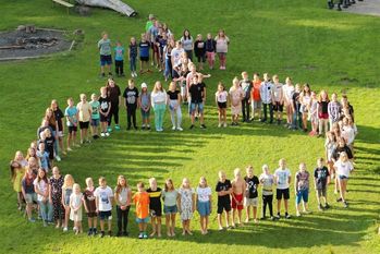 Alle Teilnehmenden und Mitarbeitenden stellten sich zum Kugelkreuz auf.