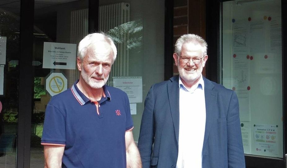 Bernd Wellbrock (links) leitet den aktuellen Seniorenbeirat. Auch Samtgemeindebürgermeister Reinhard Kock freut sich stets über dessen Vorschläge. Foto: mf
