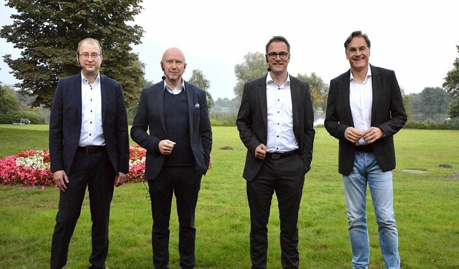 Direkt vor dem Rededuell positionierten sich (v.l.n.r.) Jochen Hake, Michael Hannebacher, Stefan Imbusch und Boris Thomas vor idyllischer Kulisse noch exklusiv für den Anzeiger.