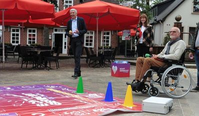 Torsten Rohde (unabhängiger Kandidat), Marie Jordan (CDU) und Jörg Fanneli-Falcke (Bündnis 90/Die Grünen) stellen sich der Fragen des DGB und des Publikums.