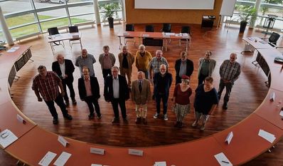 16 der 17 Kandidat:innen zum neuen Seniorenbeirat stellten sich im Großen Saal des Rathauses vor. Foto: nek