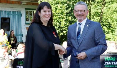 Landrat Bernd Lütjen überreichte die Verdienstmedaille auf Gut Sandbeck an Minja Marx. Foto: eb