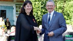 Landrat Bernd Lütjen überreichte die Verdienstmedaille auf Gut Sandbeck an Minja Marx. Foto: eb