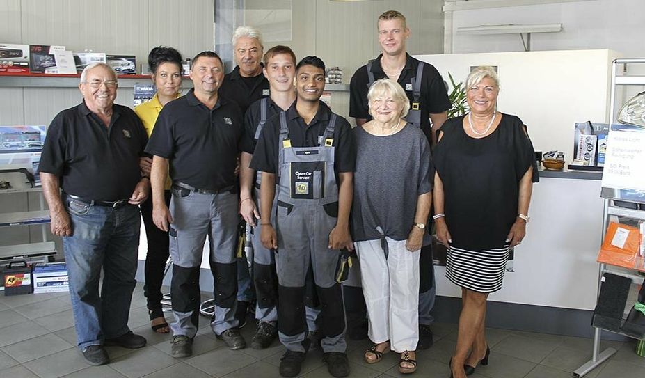 Motiviert und immer gut drauf: Das Team von Clasen Cars. In diesem Jahr feiert das Autohaus in Ritterhude 25-jähriges Jubiläum.