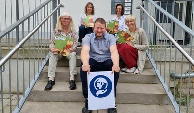 Von links: Gabriele Haar, Karin Kihne, Ihno Schild, Doris Frederick und Urte Joost-Krüger freuen sich auf viele Interessierte am neuen Herbstprogramm der Volkshochschule. Foto: nek