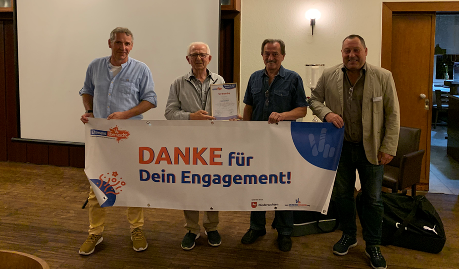 Von links: Nick Horstmann (erster Vorsitzender MTSV Selsingen), der Geehrte Edmund Berger, Edgar Milosevic-Tamke (Spartenleiter Tennis) und  Bernd Meyer (Vorstandsmitglied für Vereinsentwicklung im KSB Rotenburg).