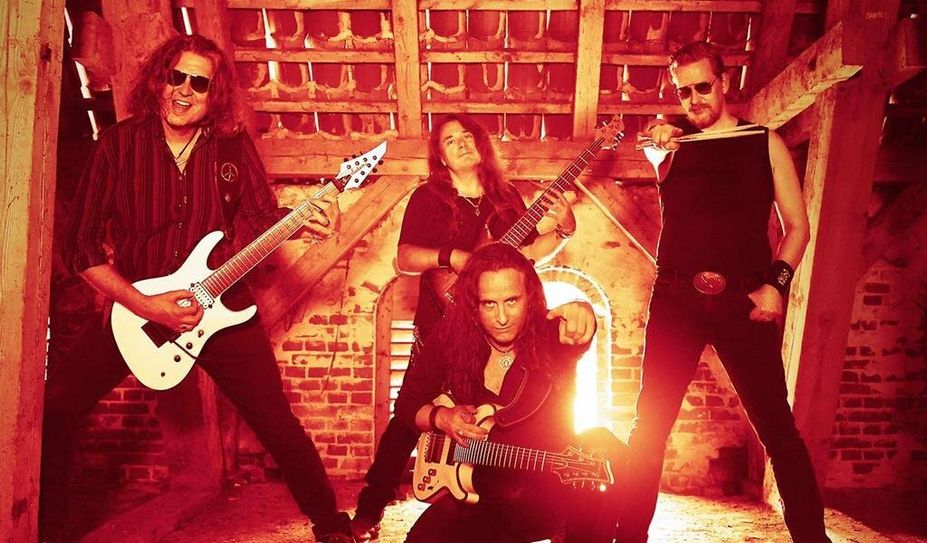 Die Bandmitglieder von „Ancient Curse“ hatten Spaß beim professionellen Video-Dreh auf dem Gut Burgsittensen und durften dort unter anderem den historischen Speicherboden nutzen.