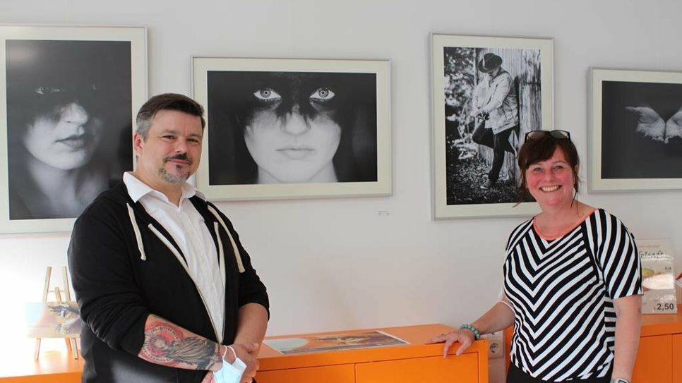 Fotograf Christian Kohrs und Projektleiterin Anja Schlesselmann vor einigen seiner ausgestellten Fotografien.