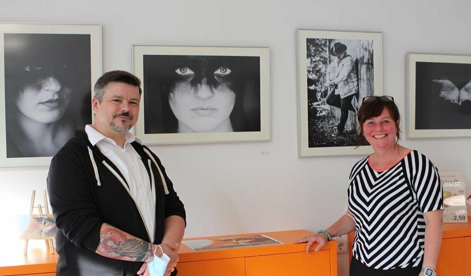 Fotograf Christian Kohrs und Projektleiterin Anja Schlesselmann vor einigen seiner ausgestellten Fotografien.