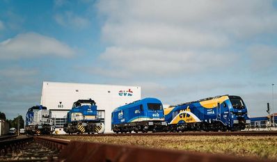 Mit der Stadler EuroDual (re.) ist die evb auf elektrifizierten und nicht elektrifizierten Strecken mit gleichbleibender Stärke für ihre Kund:innen unterwegs.