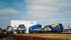 Mit der Stadler EuroDual (re.) ist die evb auf elektrifizierten und nicht elektrifizierten Strecken mit gleichbleibender Stärke für ihre Kund:innen unterwegs.