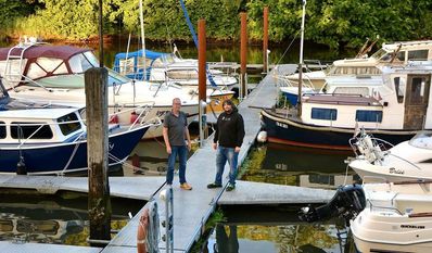 OYC-Vorsitzender Hendrik Paulsen (li.) und Florian Munzert im Bremervörder Hafen.