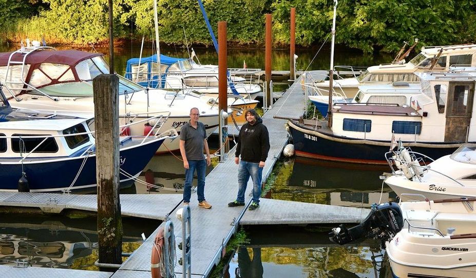 OYC-Vorsitzender Hendrik Paulsen (li.) und Florian Munzert im Bremervörder Hafen.
